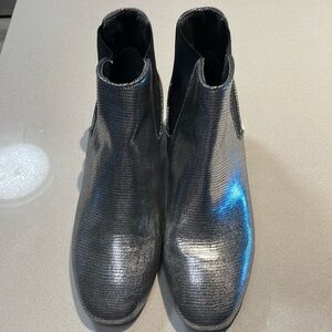 Super cute mod metallic silver booties.
